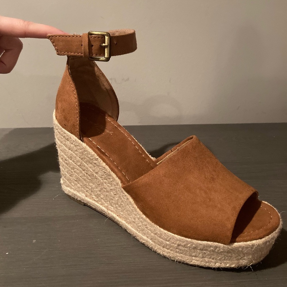 Universal thread wedge sandals